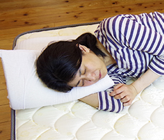寝跡、顔ジワ原因横向き寝で顔押し付ける寝方，